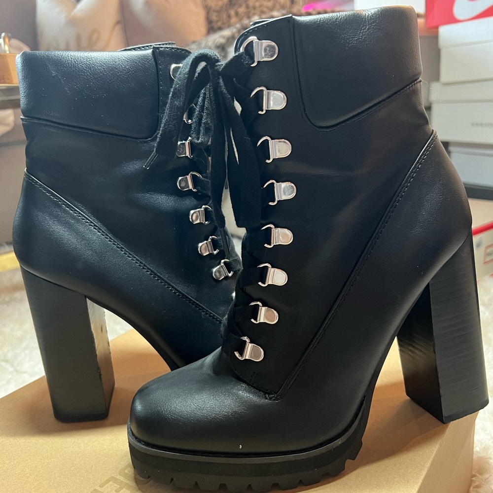 Steve Madden 🖤 Beso Boots